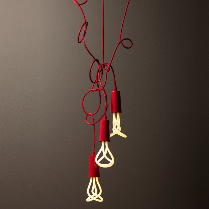 Plumen-hängande-lampor-röd-kabel-energibesparande-lampor-modern-design