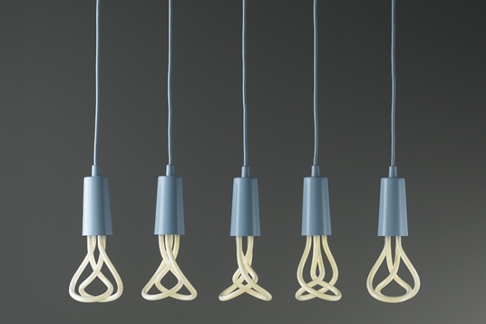 modern design-energibesparande lampor-plumen-pastell-blå-initialbokstäver