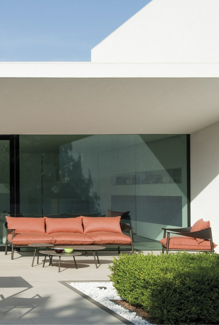 design-trädgårdsmöbler-terramare-orange-kuddar-komfort-modern-optik