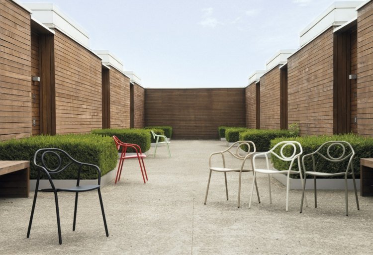 design-trädgårdsmöbler-zahir-stolar-aluminium-bord-ljust färgade häckar