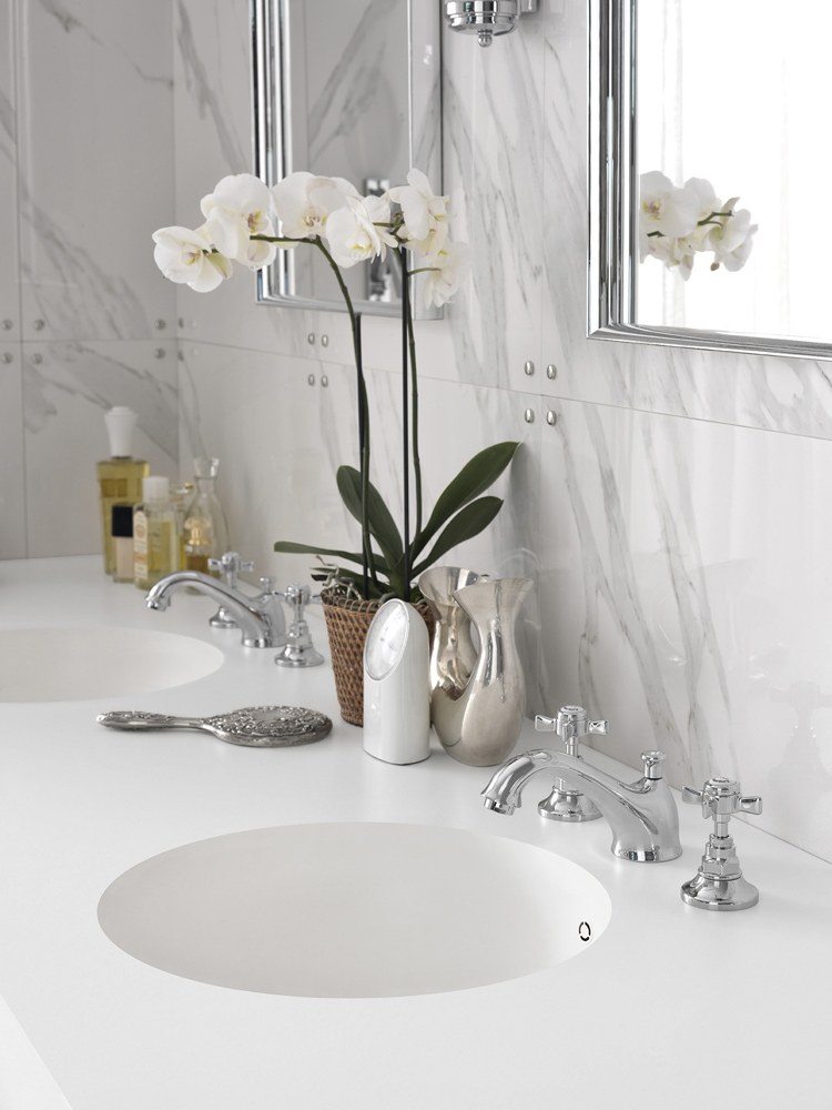 design handfat badrum vit marmor retro kran krom
