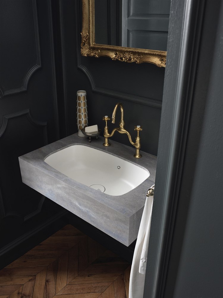 design handfat badrum grå natursten look retro beslag guld
