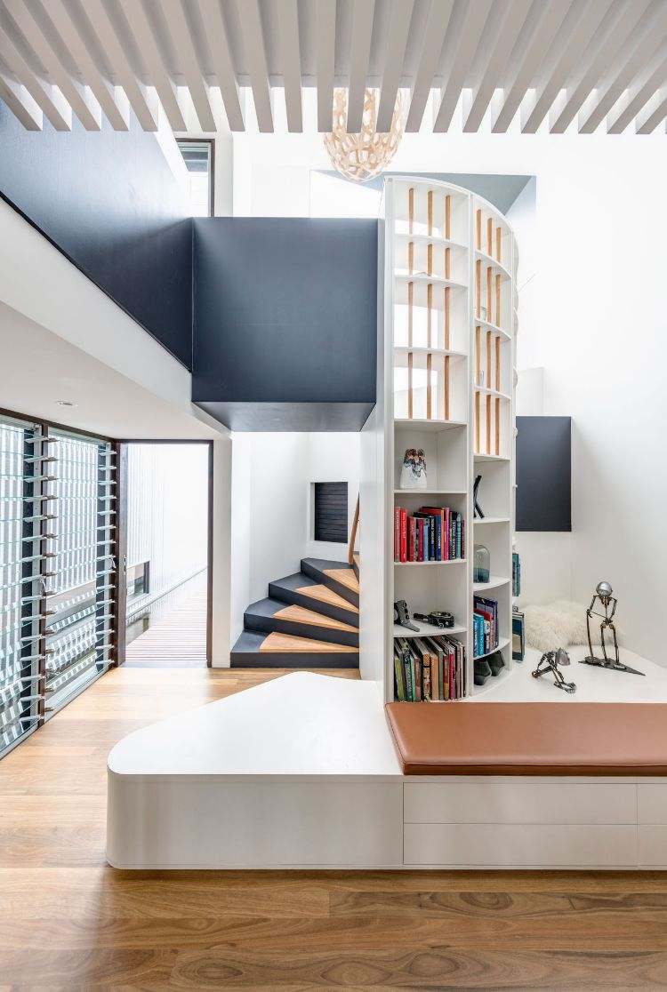 hus med annex iron maiden house gavelhus minimalistiskt vardagsrum trappa designer figurer former hylla