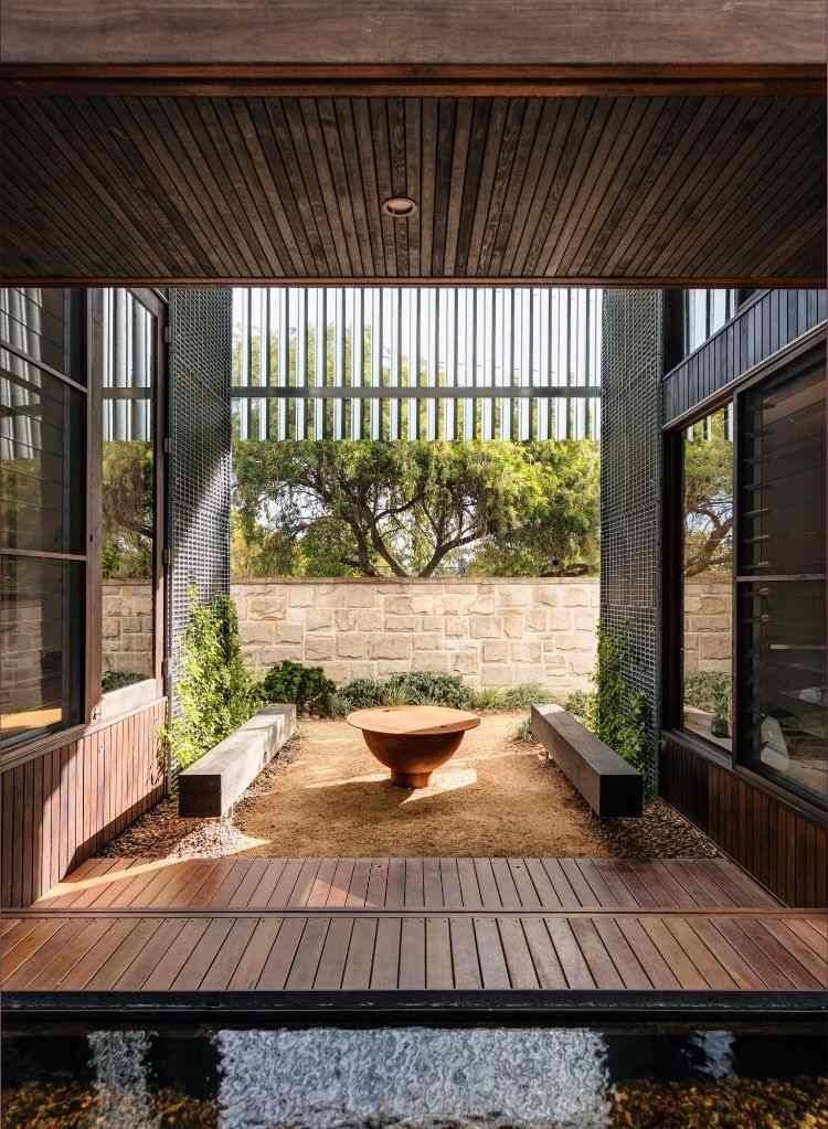 hus med annex iron maiden house relaxavdelning träbänkar bord innergård