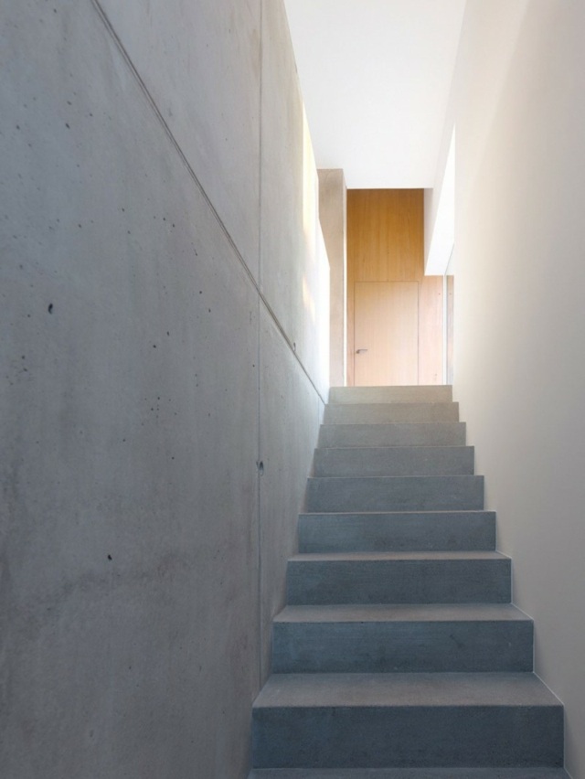andra trappor-gjorda av betong-och-cement-vita väggar