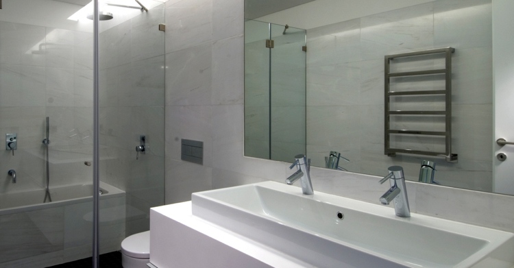design-radiator-rostfritt stål-vinkel-badrum-marmor-stål-glam
