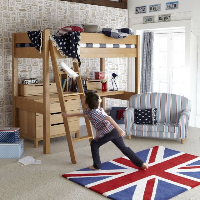 Vägg-tapet-med-mönster-matta-engelsk-flagga-loft säng-trä look