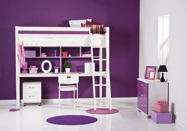 Lila-vägg-vit-loft-säng-runda-mattor-högglans-golv