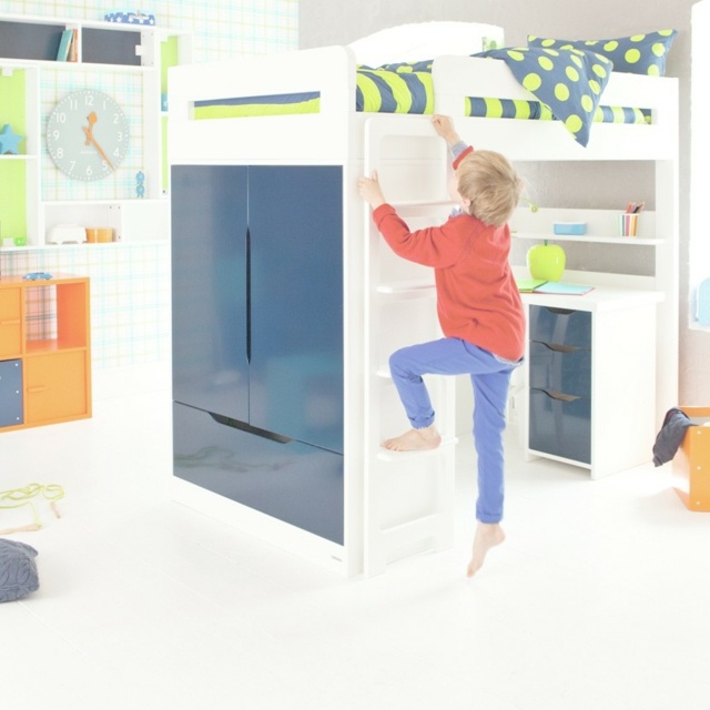 blå-vit-möbler-plantskola-utrustning-med-loft-säng-väggklocka