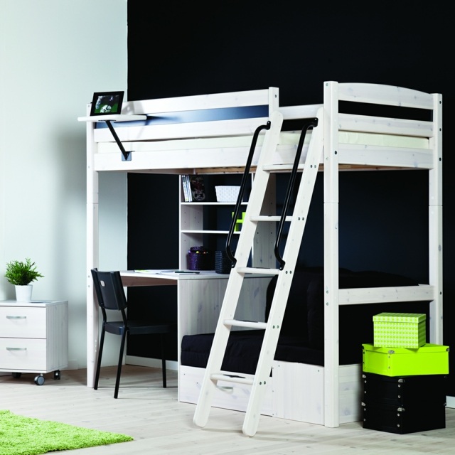 a-svart-vägg-vit-loft-säng-trä-golv-i-vitt