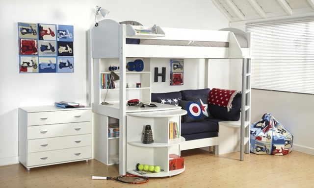 Enkelsäng-loft-säng-med-stege-byrå-kuddar