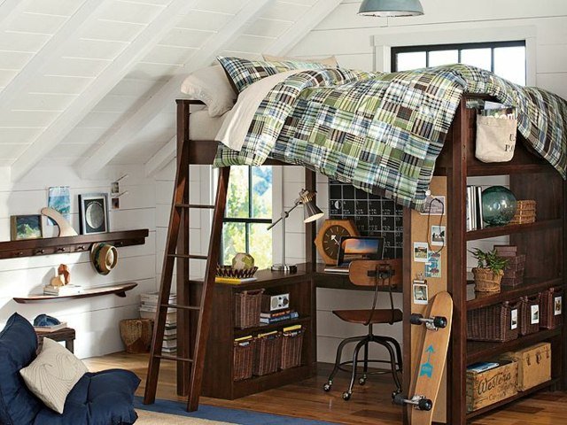 Vindrum-med-trä-loft-säng-läslampa