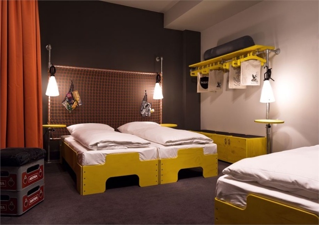 Industri-chic design-inomhusbelysning rum-hotell gul-accent sängar