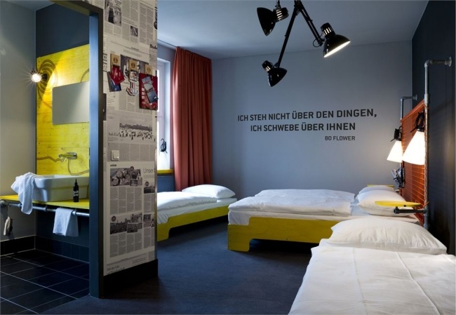 Hotellrumsdesign-eget badrum-gula kakel-St-Pauli Hostel Inomhus