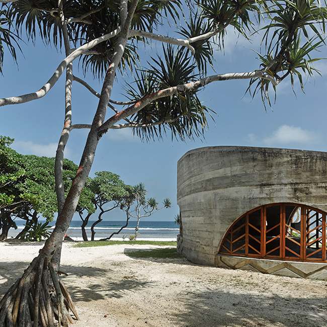 Lyxig villa-betong-under konstruktion-under skugga-palmer tillgång till sandstrand