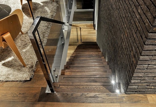 trappor mellan två våningar av trägolv