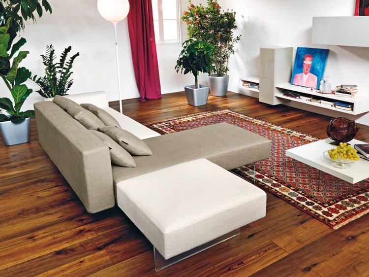 design-soffa-vardagsrum-beige-klädsel-luft-ottoman