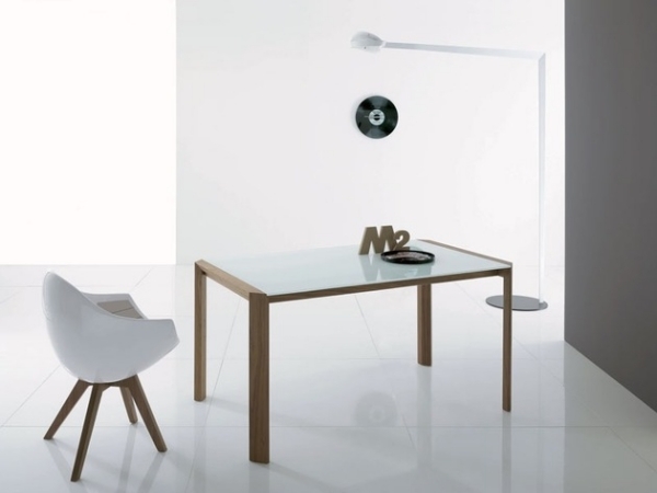 design stol träben kontrasttoner bord golvlampa