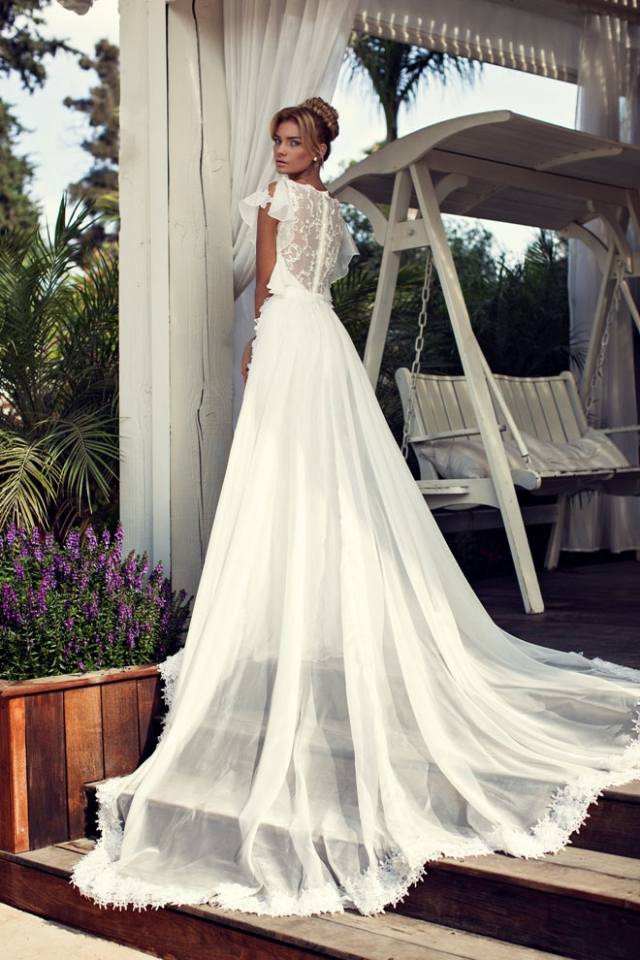 bröllopsklänning-vit-tåg-spets-broderad-rygg-urringning-transparent-tyg-Nurit-Hen-2014