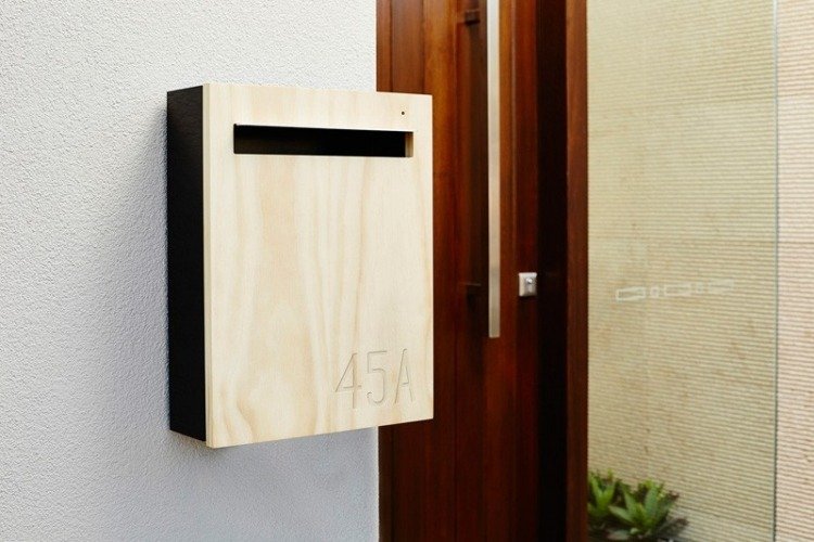 designer-brevlåda-väggmonterad-hus-nummer-trä frontparti