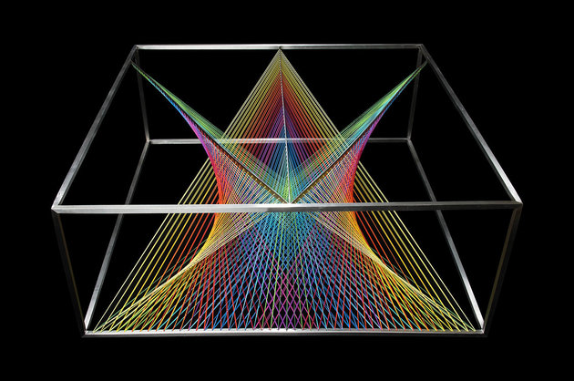 designer soffbord av glasprisma maurie novak färgglada elastiska linjer