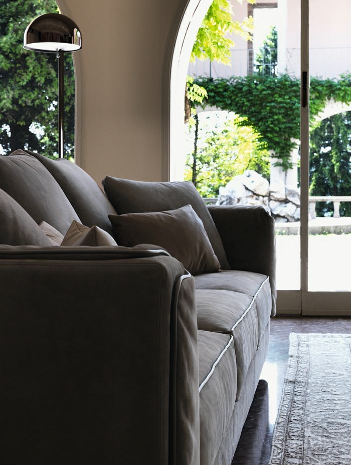 Gentleman soffa flou samling italiensk design vardagsrum grå elegant