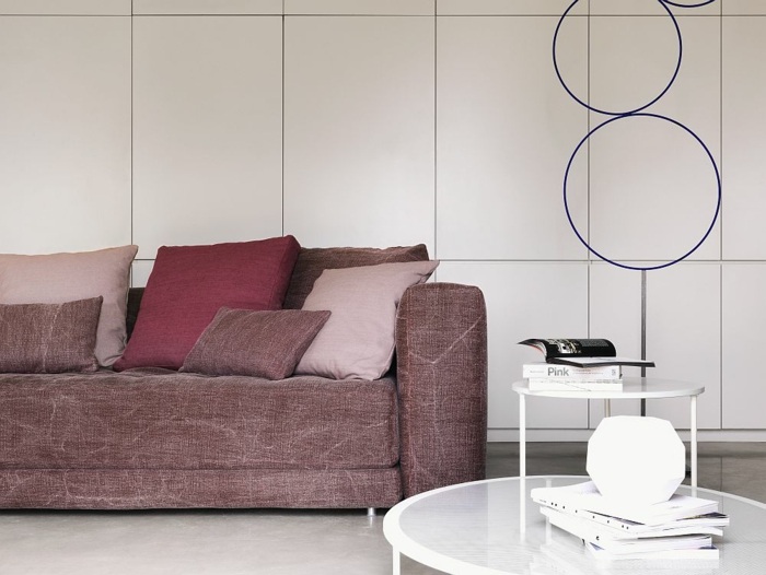 designerinredning av flou soffa vardagsrum rödbrunt vitt soffbord modernt