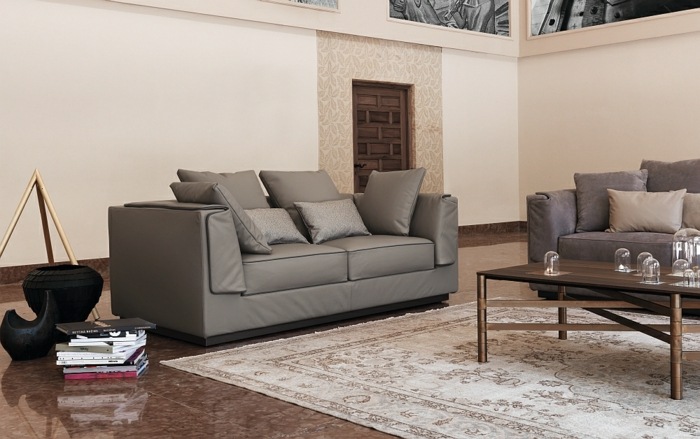 vardagsrum inredning soffa grå flou design soffbord matta