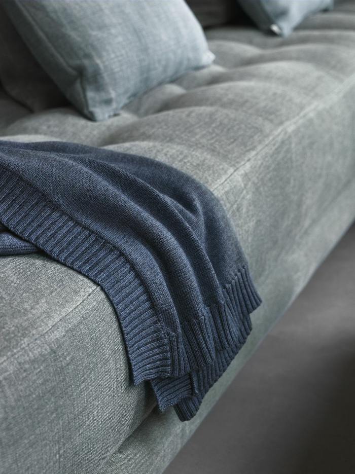 grå soffa flou tyg lyxiga kuddar italiensk design