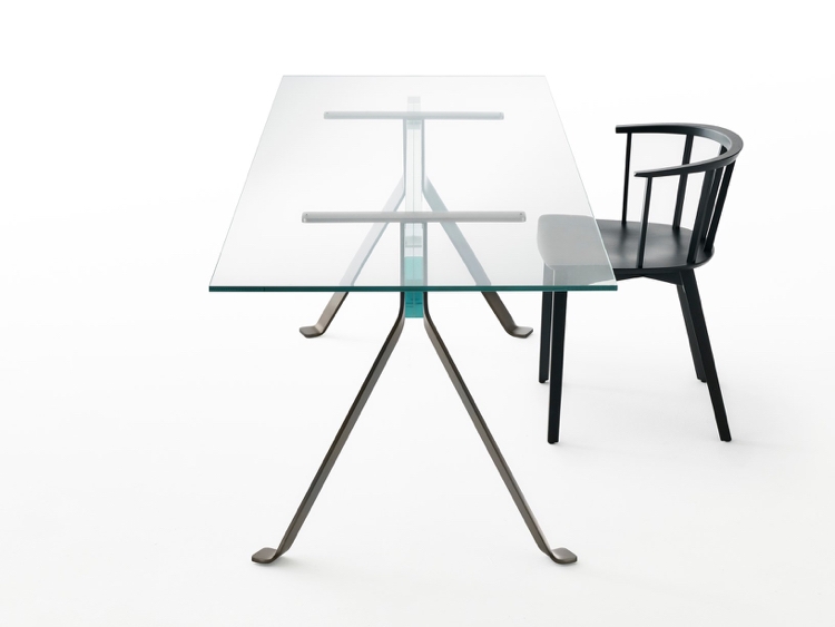 långt rektangulärt designerglasbord arkitektoniskt utseende möbelmässa