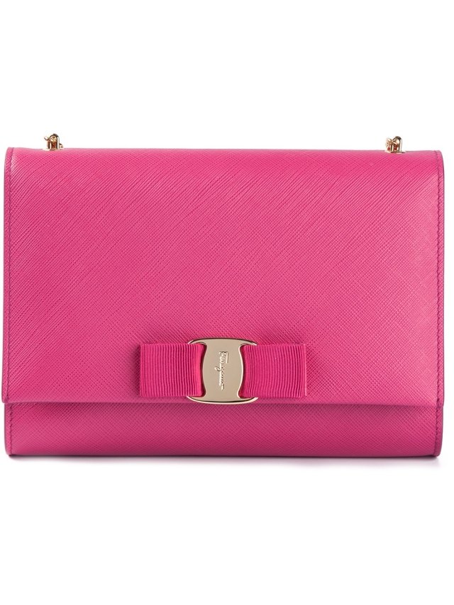 SALVATORE-FERRAGAMO-axelväska-kedja-fuchsia-tyg