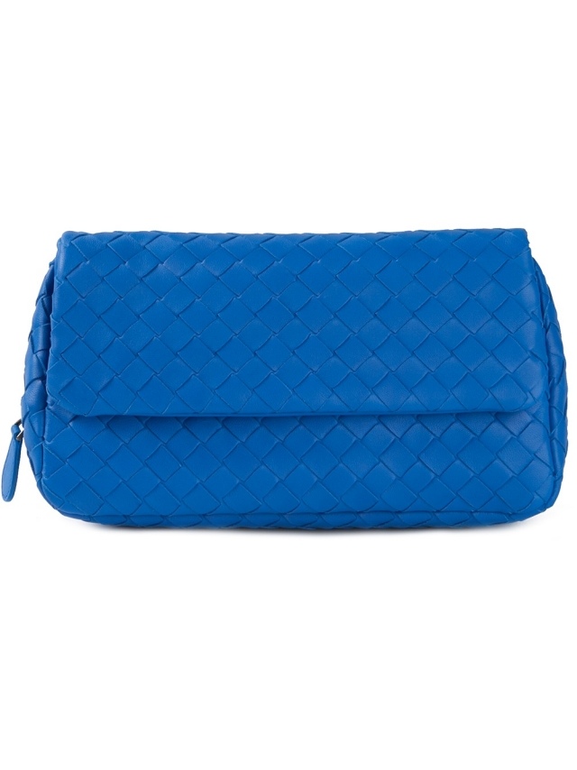 BOTTEGA-VENETA-clutch-koboltblått flätmönster