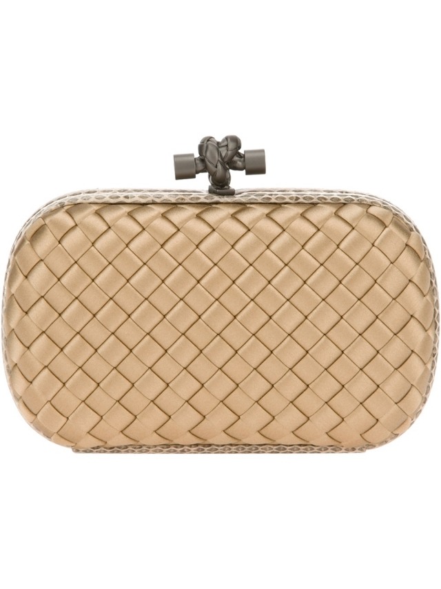 BOTTEGA-VENETA-clutch-fläta-mönster-guldhårt skal