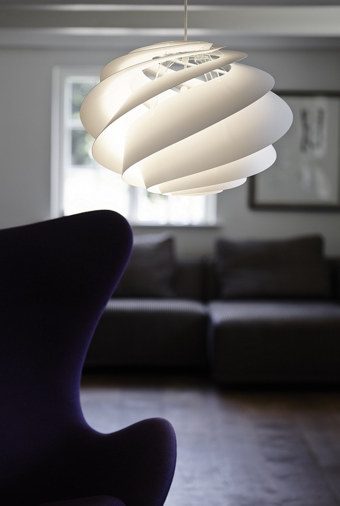 dekorativ-hängande-lampa-virvel-diffus-ljus-vardagsrum-fåtölj-äggstolen
