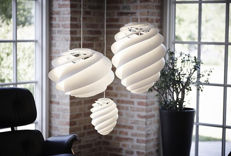 visar-designer-hängande-lampor-olika-storlekar-yta-belysning