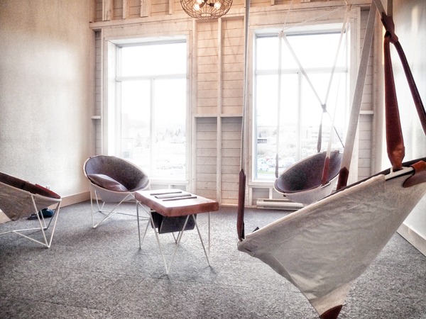 Möblera lantlig designhängande stol med ram
