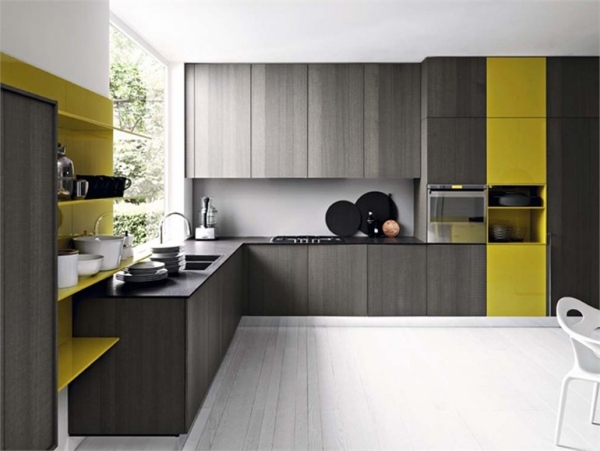 kök italiensk modern design harmoniska färger gul mörkgrå