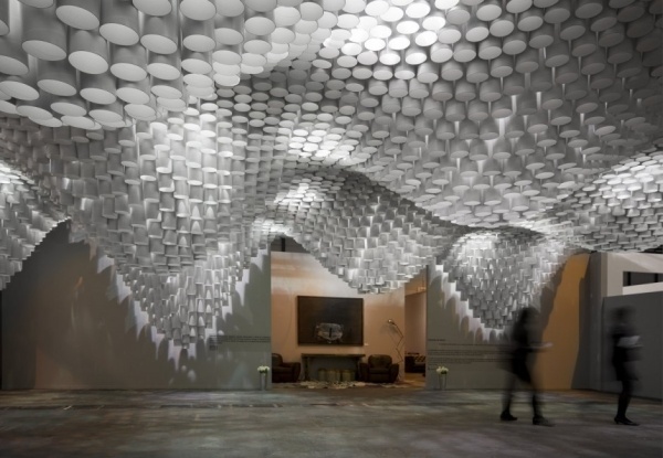 ljuskrona design gjord av papper konst installation
