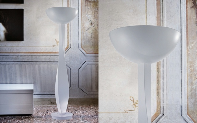 Italiensk belysning vit golvlampa LED -lampskärm som pekar uppåt i en halvcirkel