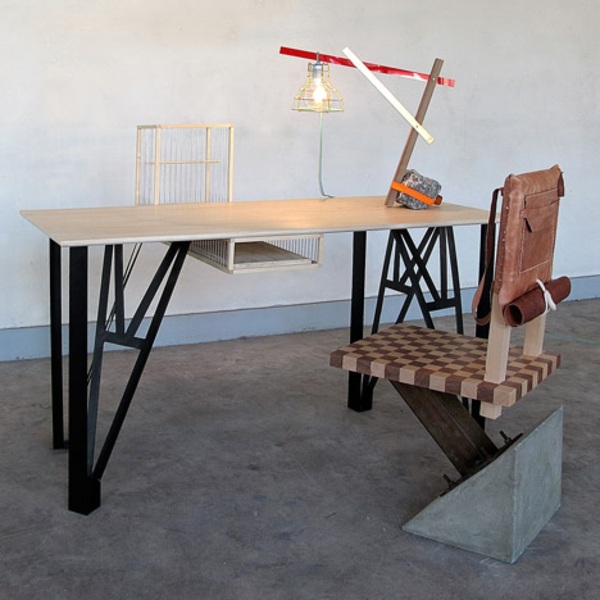 modern konst utställning bordslampa stol industriell look