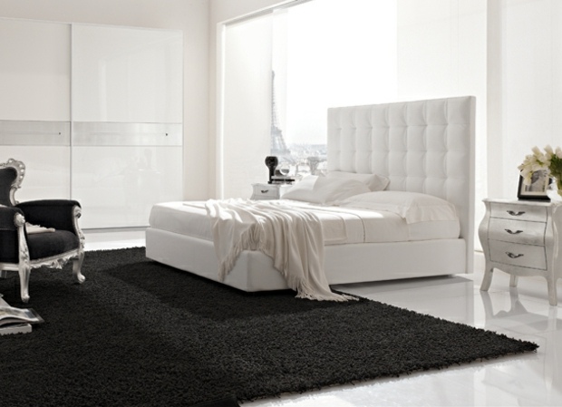 svart matta vit säng sänggavel nattduksbord silver