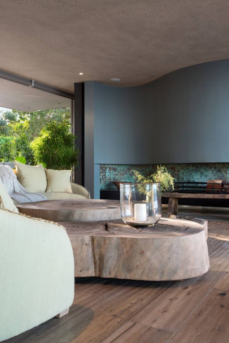designmöbler trägolv-soffa-krämfärgad-grå-accentvägg