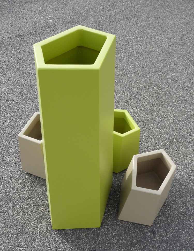 designer-växt-badkar-fiber-cement-geometriska-former-hörn-beige-pistaschgrön