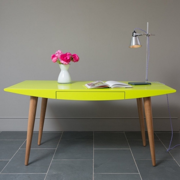 Design skrivbordslampa gulmålad bordsskiva modern