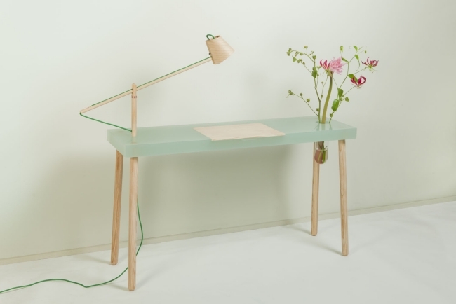 Polyesterharts ogenomskinligt skrivbord med trästolar hemmakontor