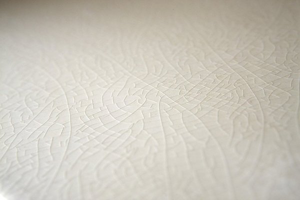 skåpdesign av trä och keramiskt trasigt mönster