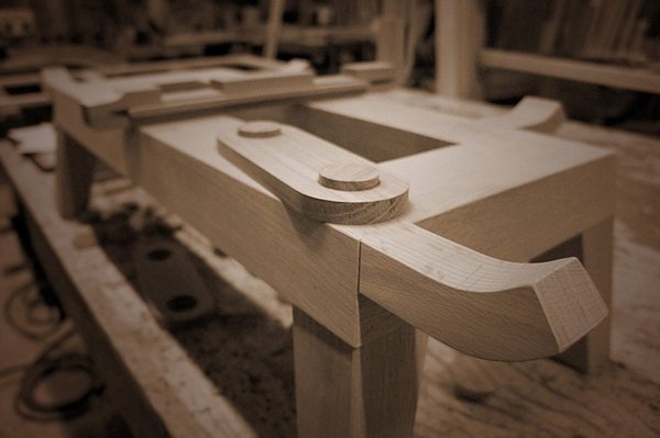 skåpdesign gjord av trä och keramisk produktionsprocess