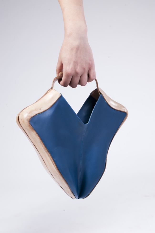 läderväska blå träskodesign av valley weinreb