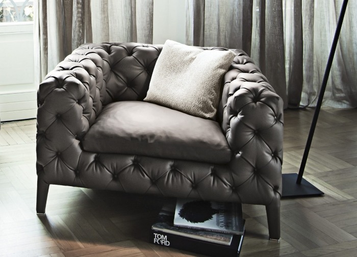 Designer-soffa-Windsor-Capitonné-bearbetning-läder-täckta-fötter-Manzoni-Tapinassi