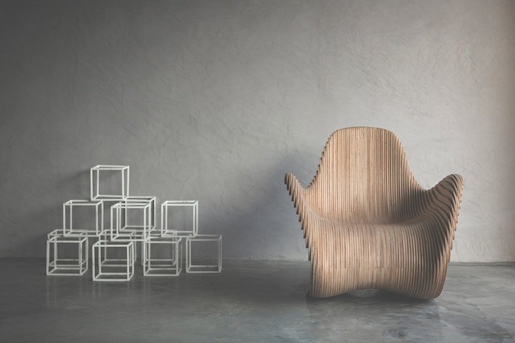 designer-stol-ergonomisk-nedre-sits-framifrån
